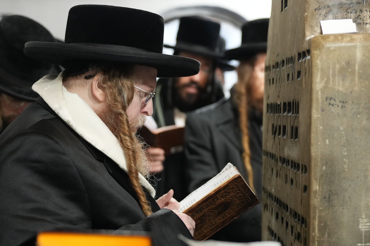 האדמו"ר משומרי אמונים במסע הקודש לפולין