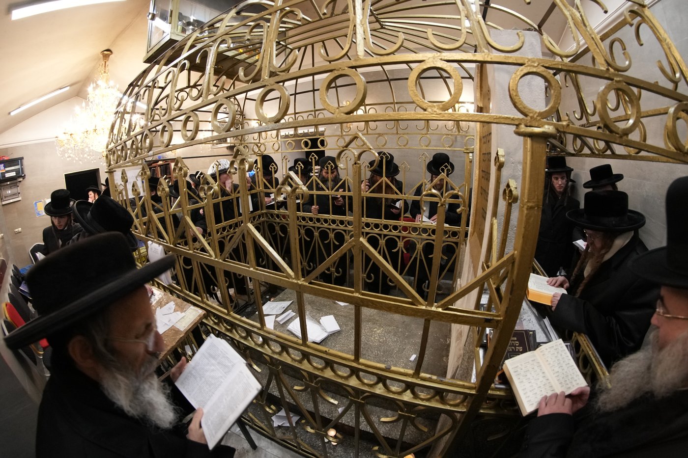 האדמו"ר משומרי אמונים במסע הקודש לפולין