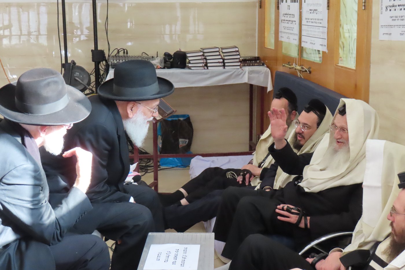 ניחום אבלים אצל הגה"צ עזרא ניסן 