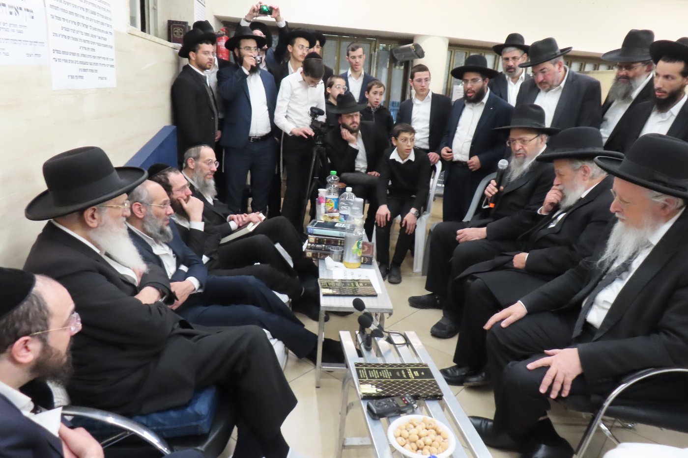 ניחום אבלים אצל הגה"צ עזרא ניסן 