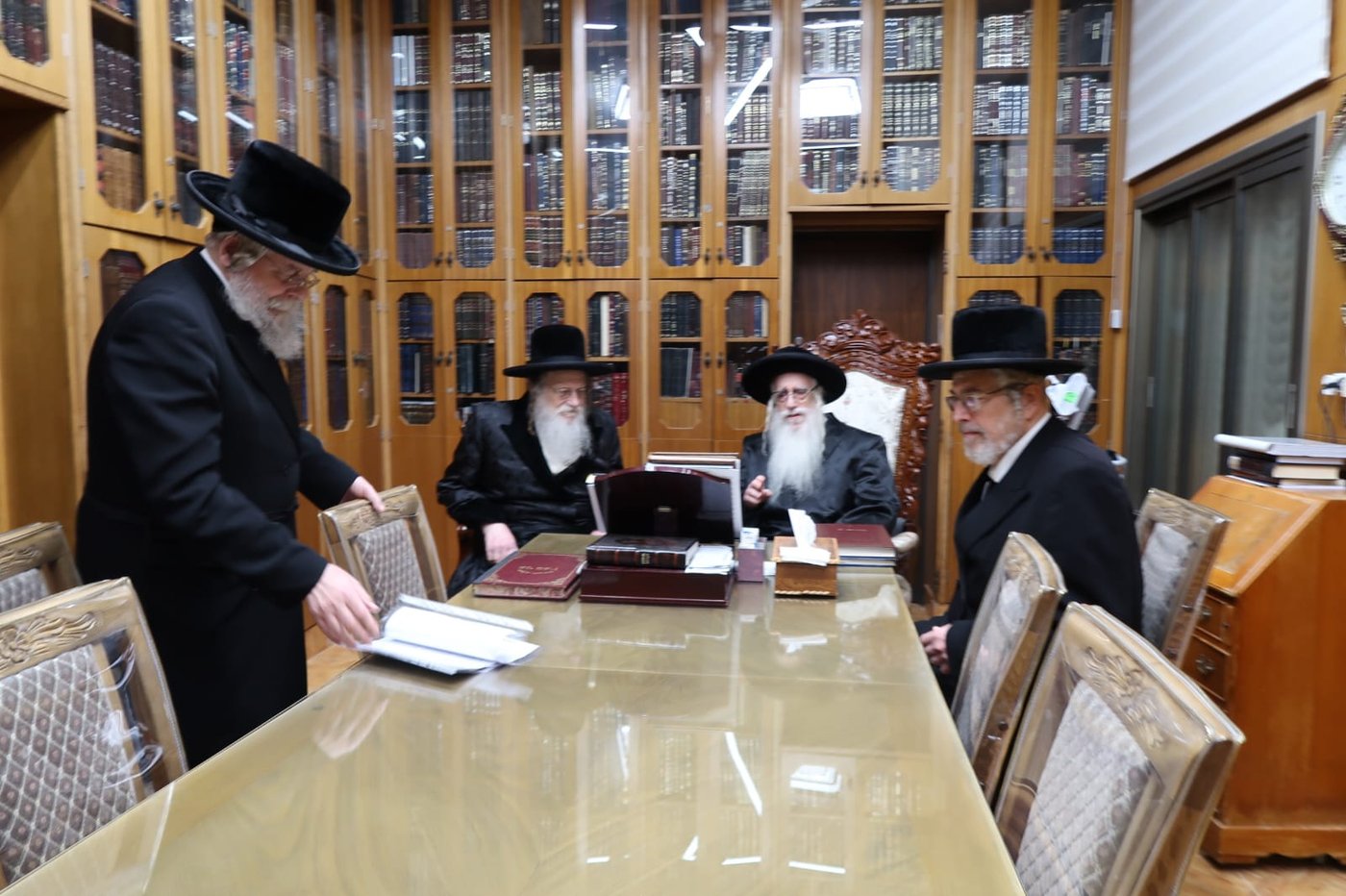 האדמו"ר ממודז'יץ והגר"צ רבינוביץ אצל האדמו"ר מצאנז