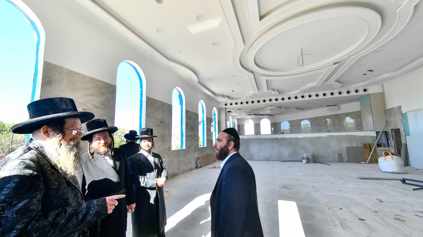 האדמו"ר מטעמשוואר אלעד בסיור בבית מדרשו