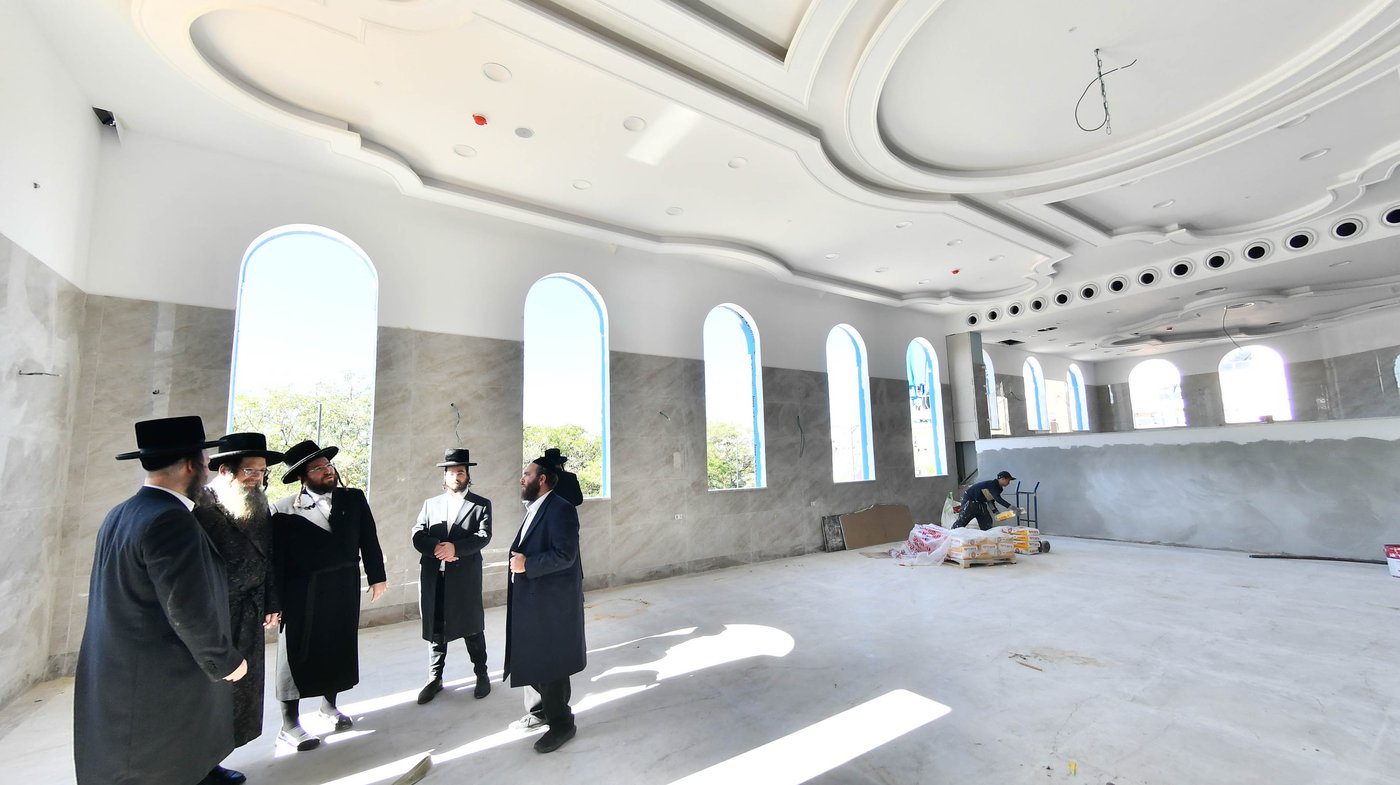 האדמו"ר מטעמשוואר אלעד בסיור בבית מדרשו