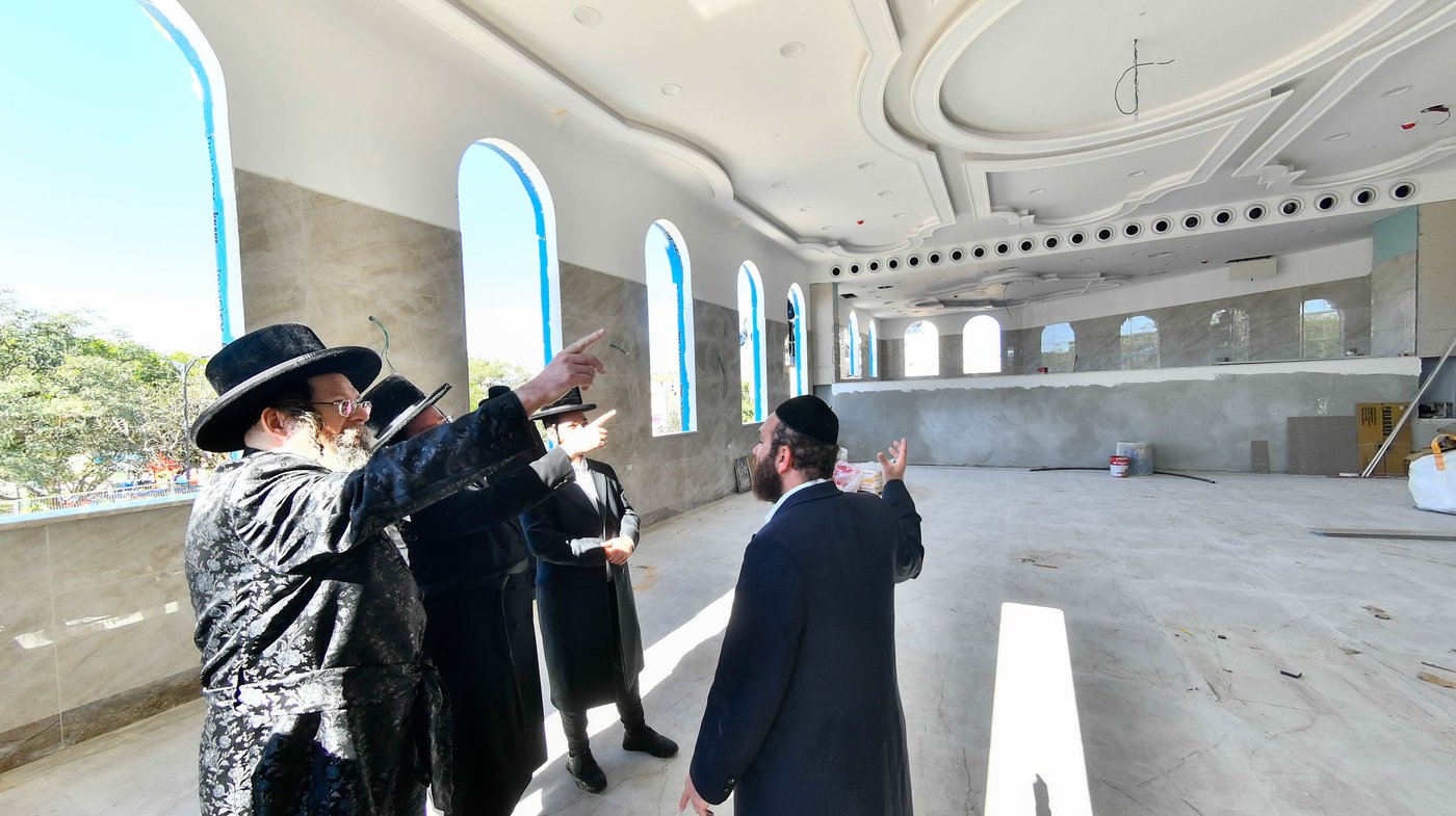 האדמו"ר מטעמשוואר אלעד בסיור בבית מדרשו