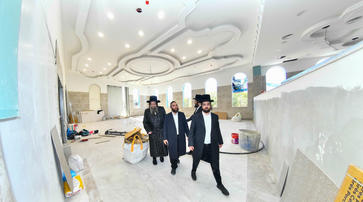 האדמו"ר מטעמשוואר אלעד בסיור בבית מדרשו