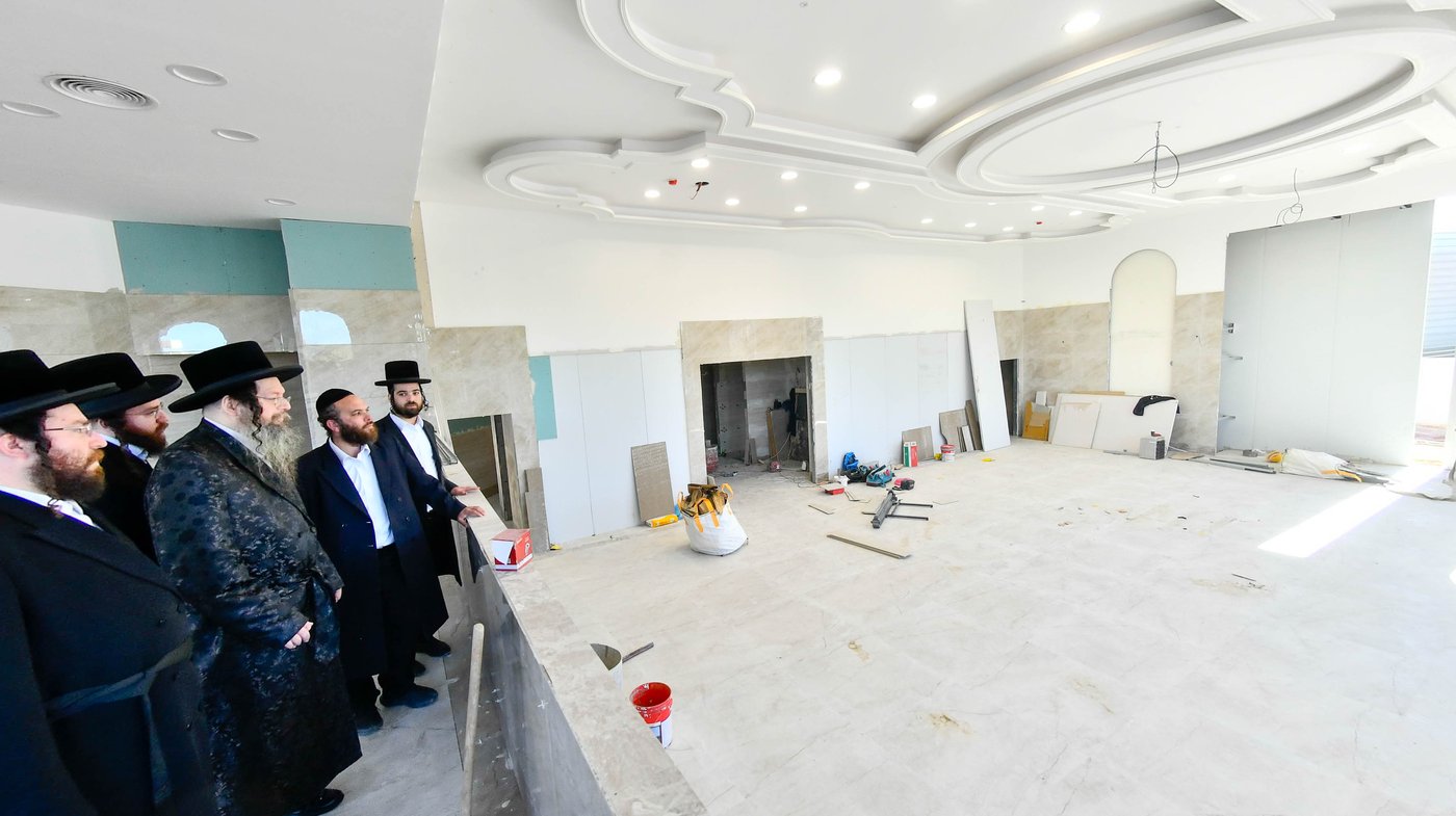 האדמו"ר מטעמשוואר אלעד בסיור בבית מדרשו