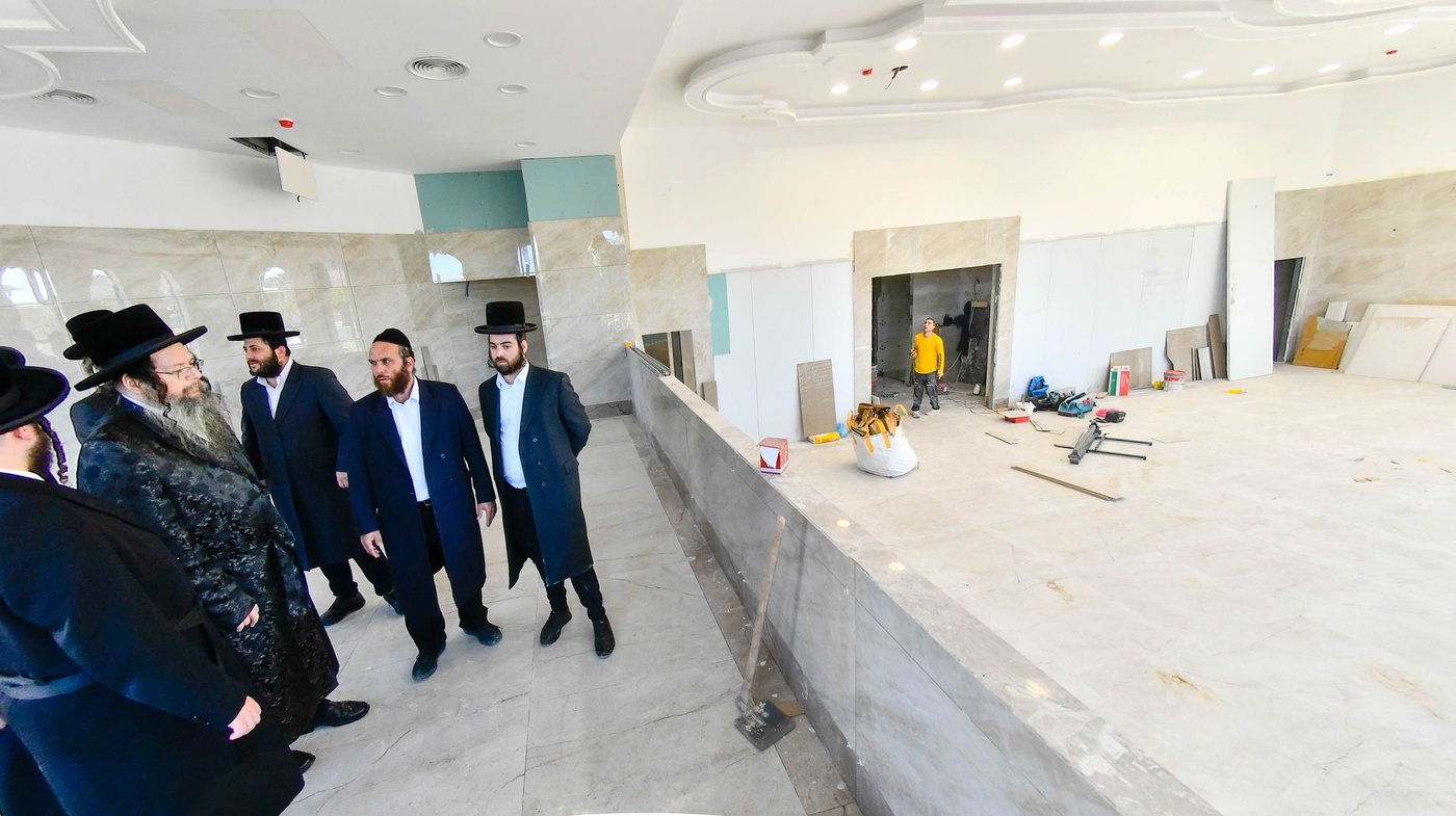 האדמו"ר מטעמשוואר אלעד בסיור בבית מדרשו