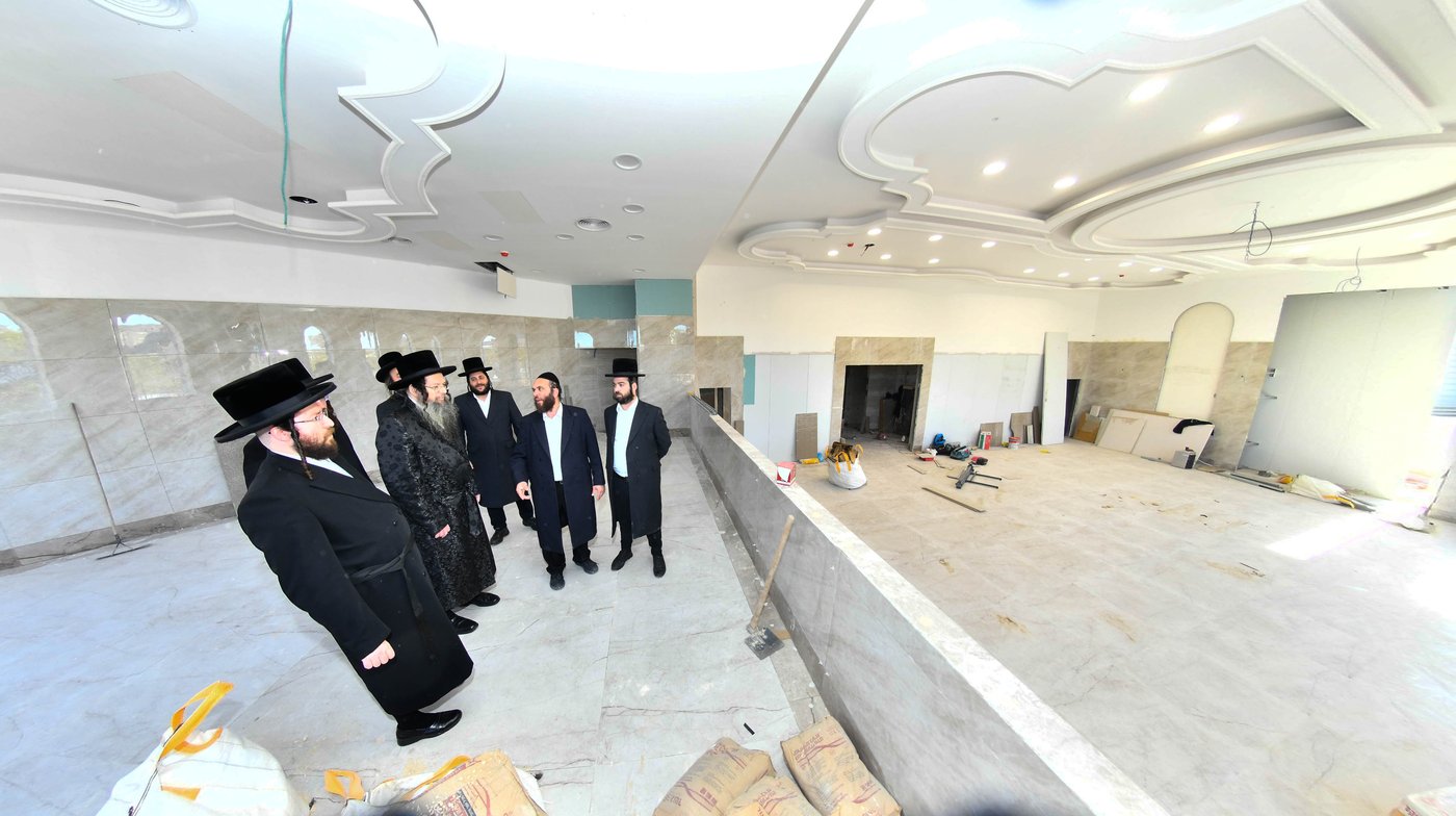 האדמו"ר מטעמשוואר אלעד בסיור בבית מדרשו