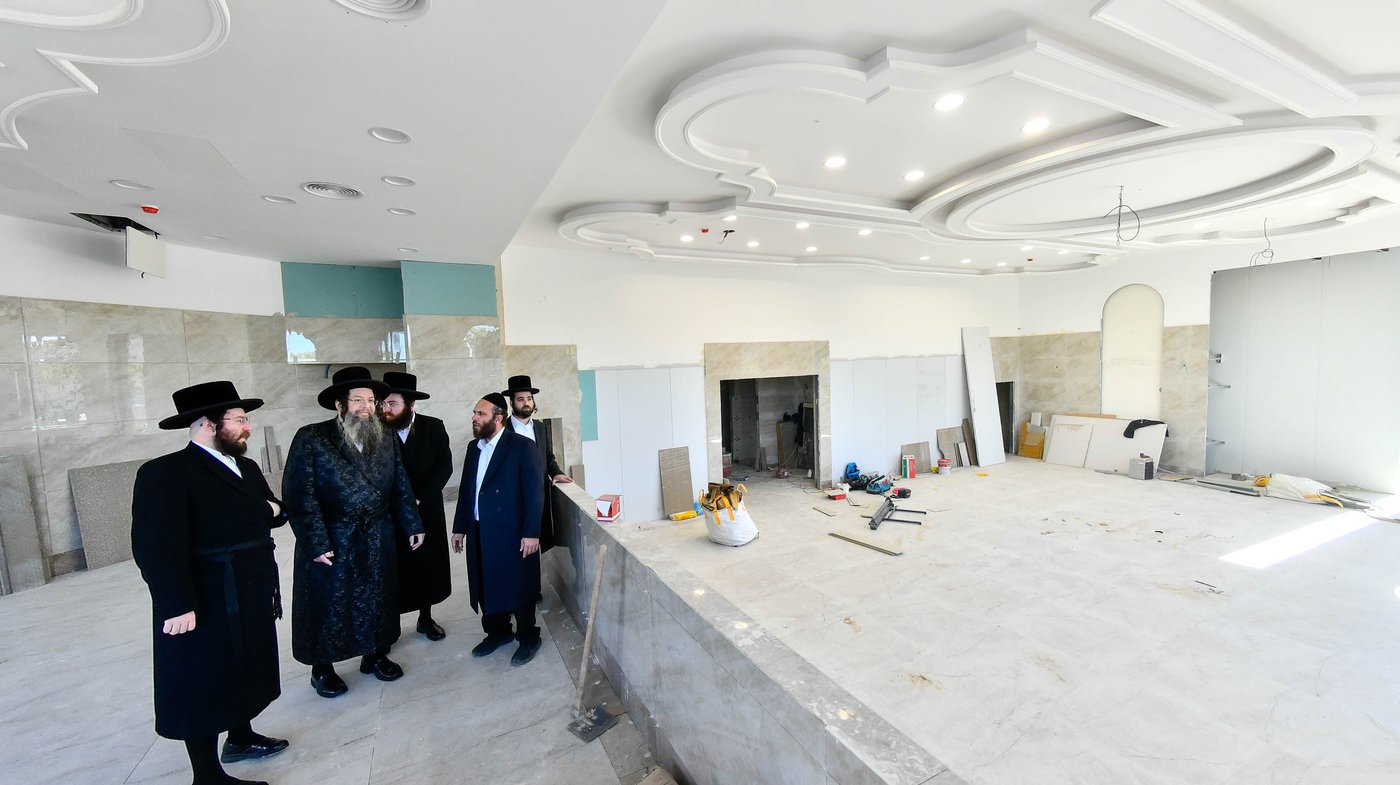 האדמו"ר מטעמשוואר אלעד בסיור בבית מדרשו