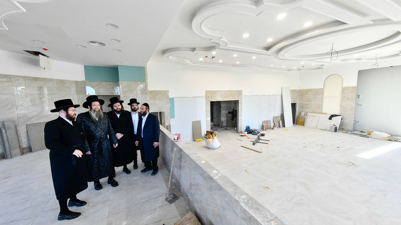 האדמו"ר מטעמשוואר אלעד בסיור בבית מדרשו