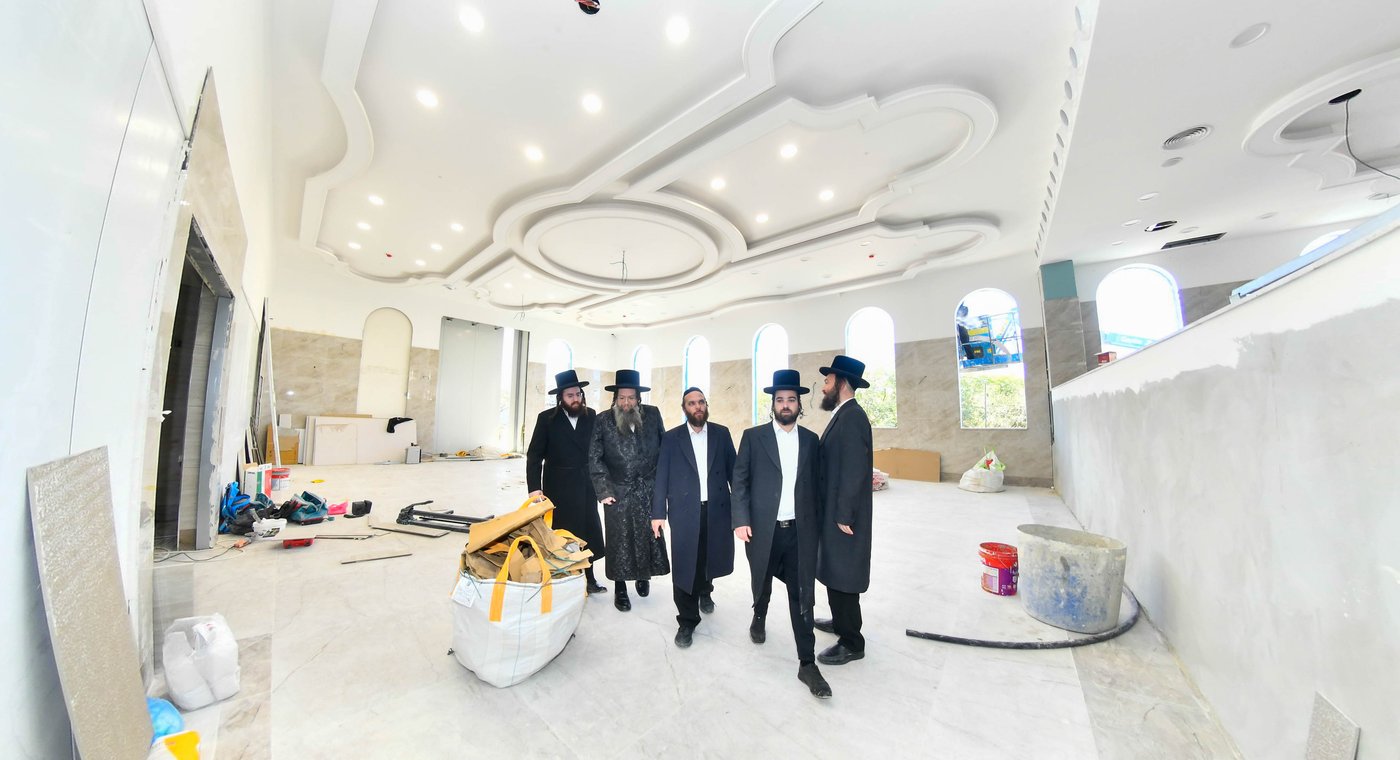 האדמו"ר מטעמשוואר אלעד בסיור בבית מדרשו