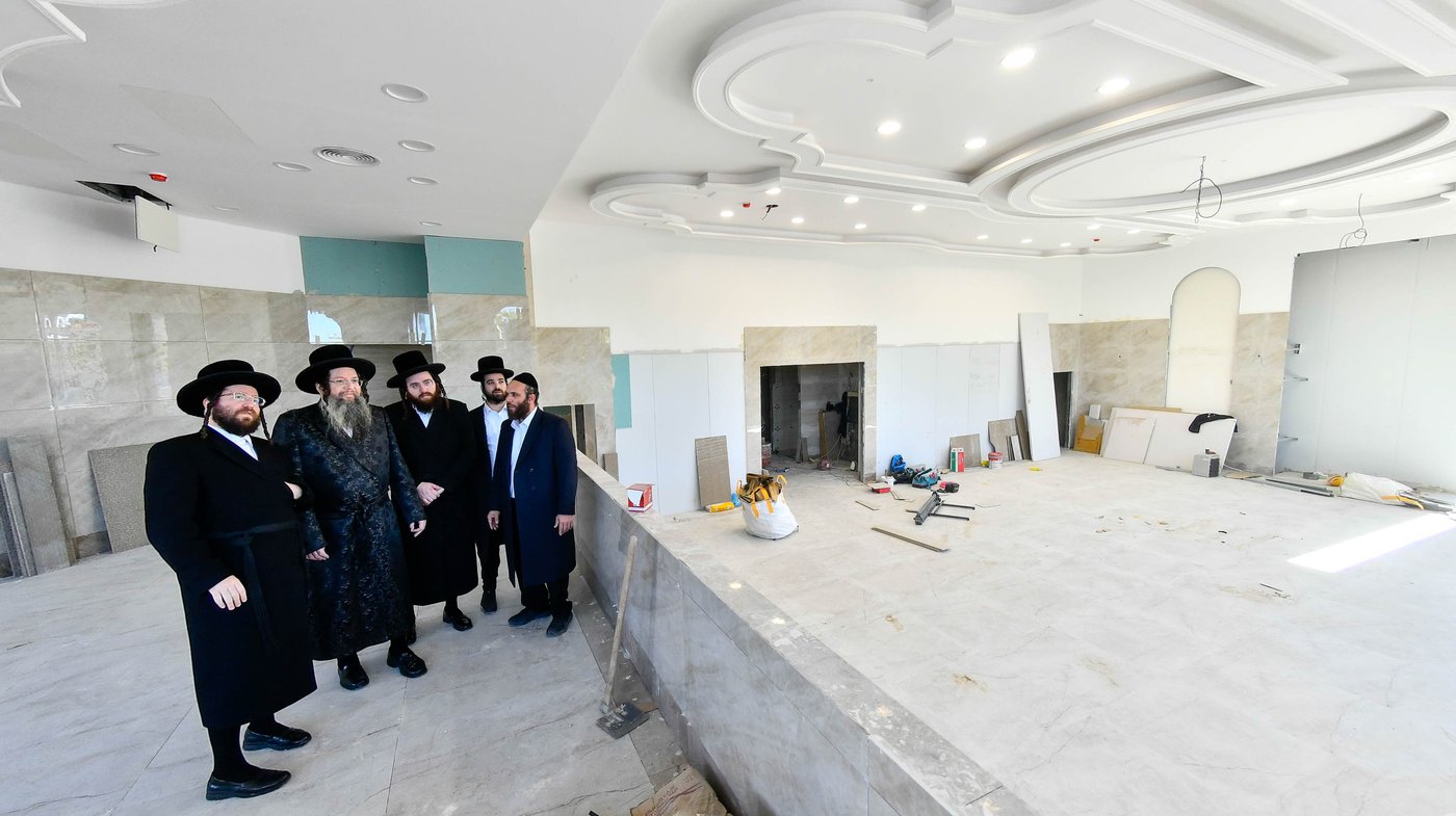 האדמו"ר מטעמשוואר אלעד בסיור בבית מדרשו