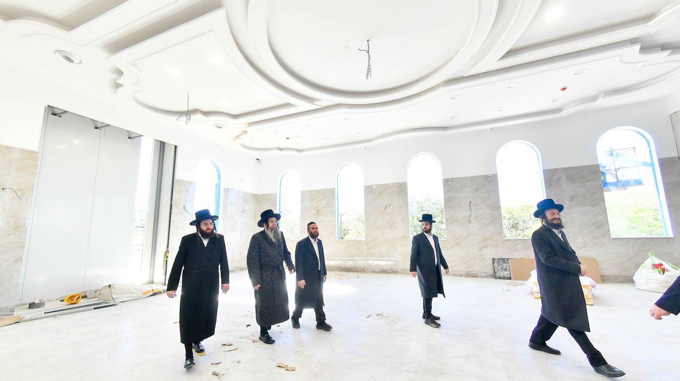 האדמו"ר מטעמשוואר אלעד בסיור בבית מדרשו