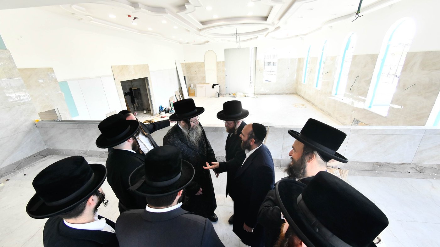 האדמו"ר מטעמשוואר אלעד בסיור בבית מדרשו