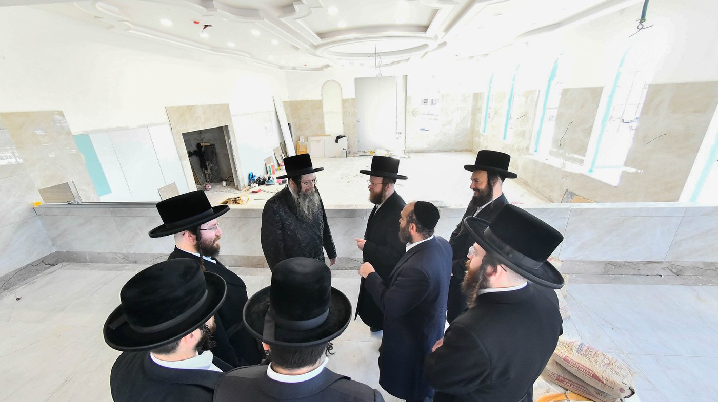 האדמו"ר מטעמשוואר אלעד בסיור בבית מדרשו