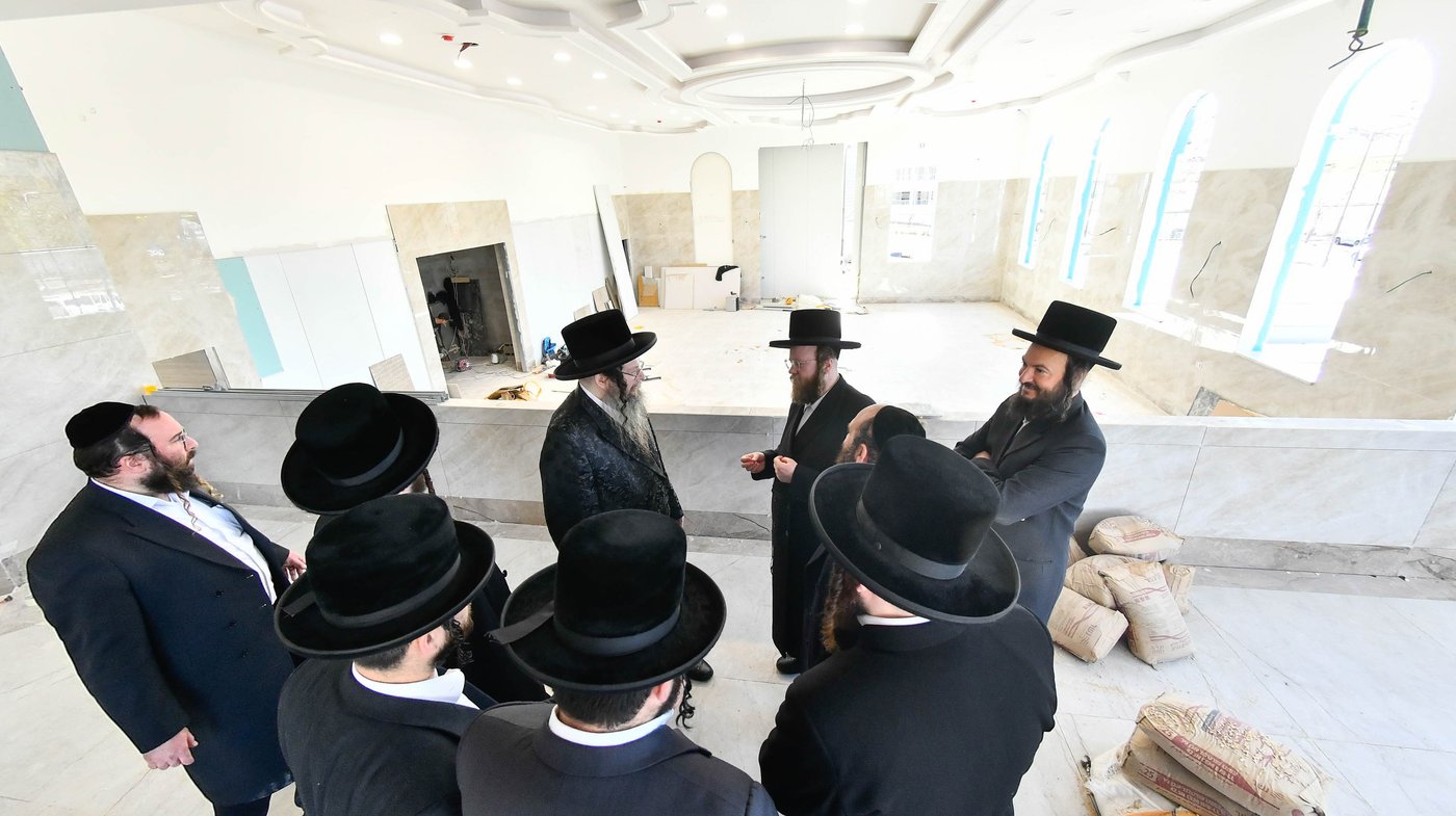 האדמו"ר מטעמשוואר אלעד בסיור בבית מדרשו