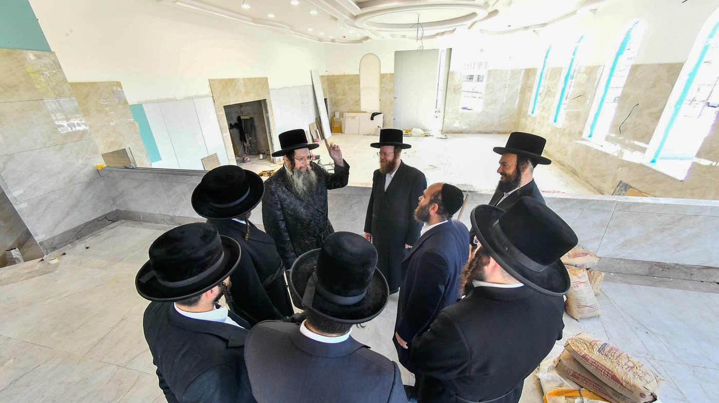 האדמו"ר מטעמשוואר אלעד בסיור בבית מדרשו