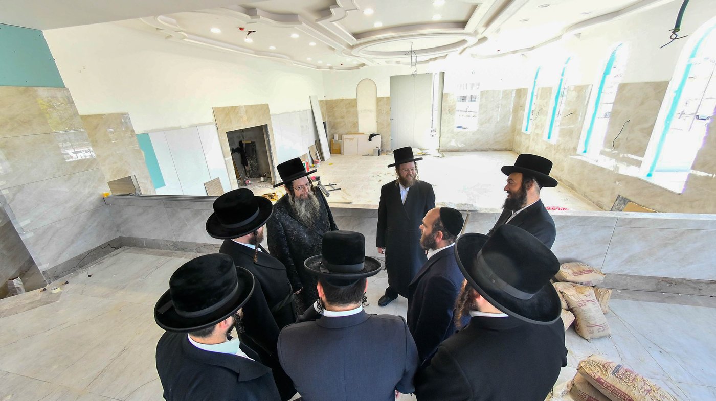 האדמו"ר מטעמשוואר אלעד בסיור בבית מדרשו