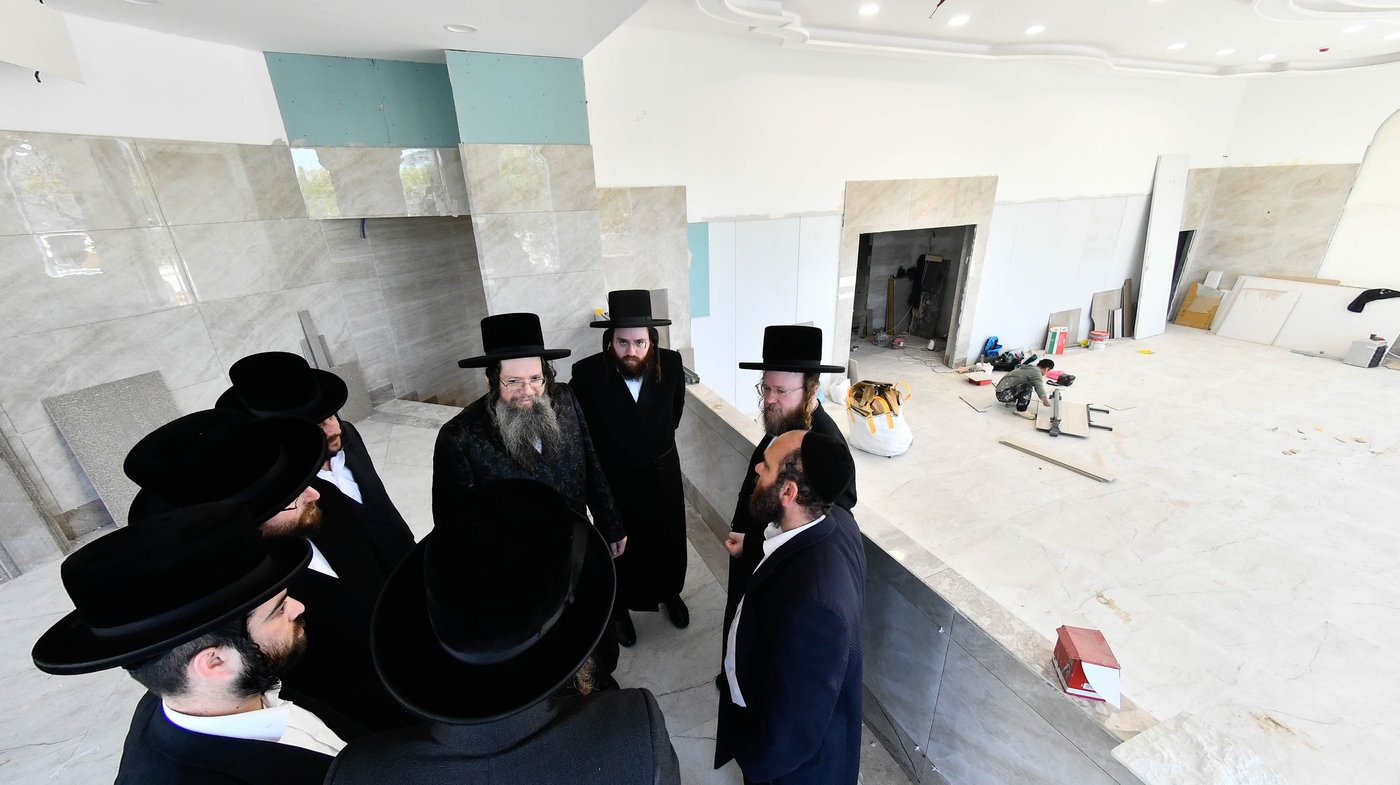 האדמו"ר מטעמשוואר אלעד בסיור בבית מדרשו