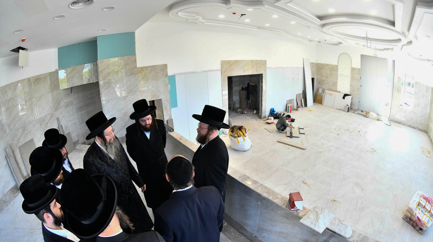 האדמו"ר מטעמשוואר אלעד בסיור בבית מדרשו