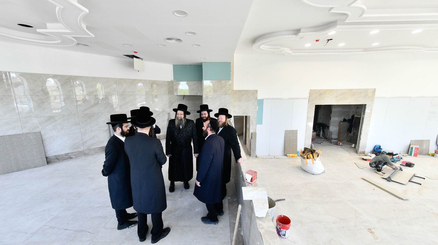 האדמו"ר מטעמשוואר אלעד בסיור בבית מדרשו