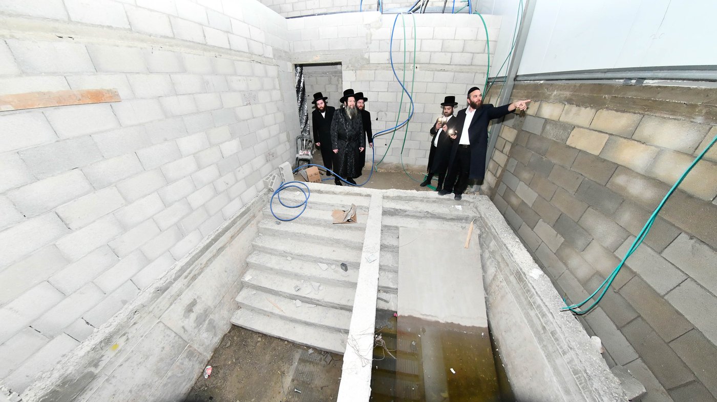 האדמו"ר מטעמשוואר אלעד בסיור בבית מדרשו