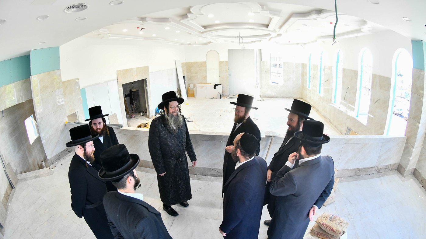 האדמו"ר מטעמשוואר אלעד בסיור בבית מדרשו