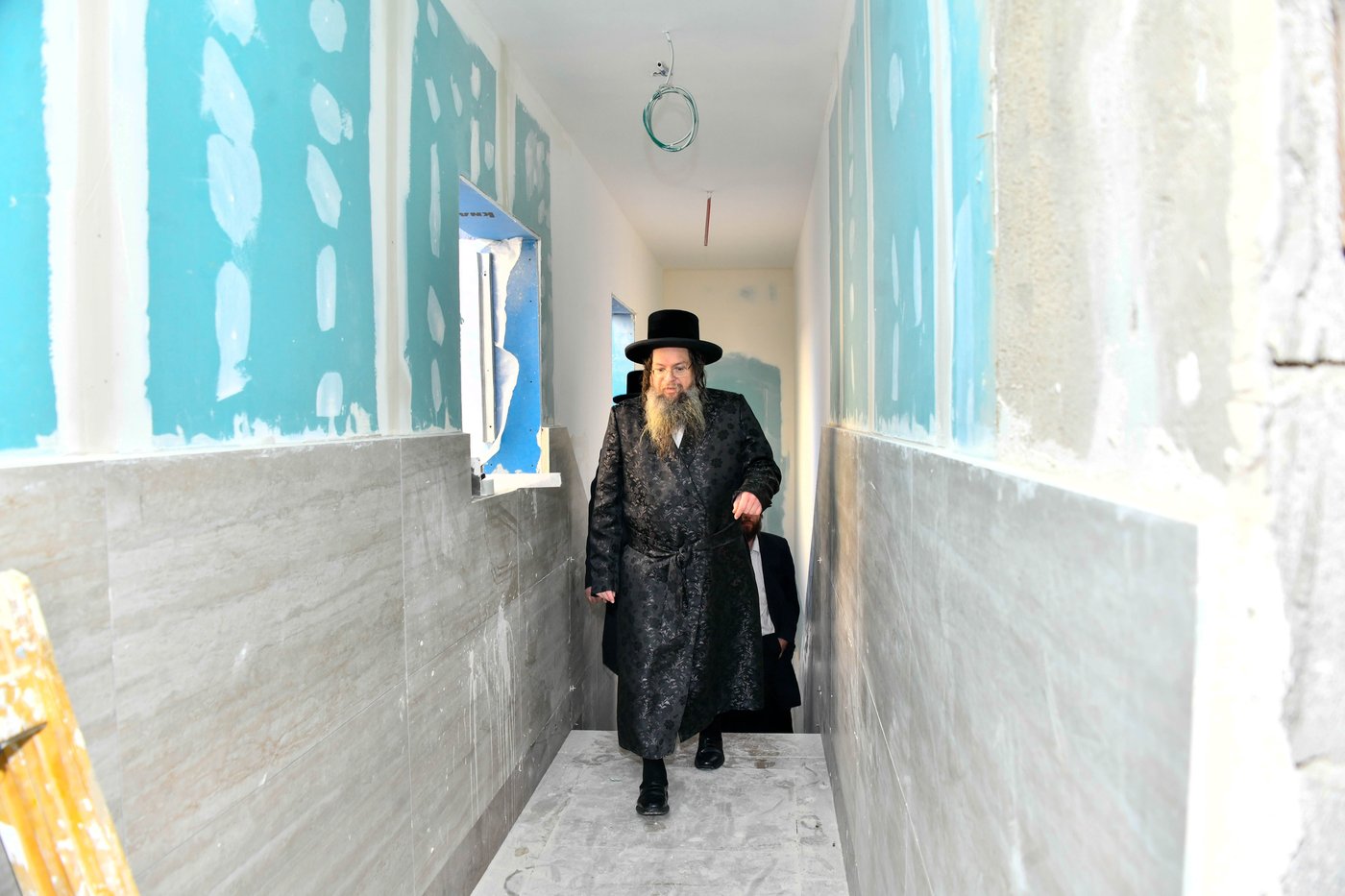 האדמו"ר מטעמשוואר אלעד בסיור בבית מדרשו