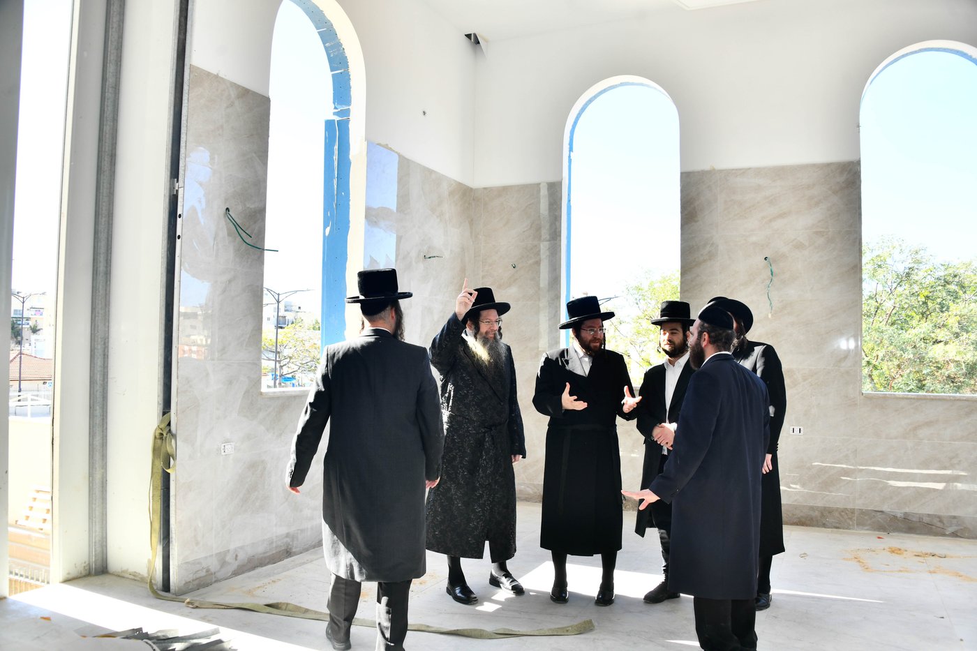 האדמו"ר מטעמשוואר אלעד בסיור בבית מדרשו