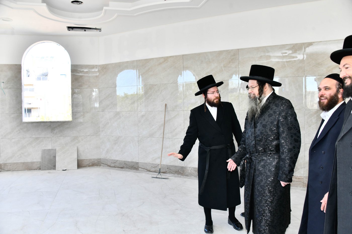 האדמו"ר מטעמשוואר אלעד בסיור בבית מדרשו