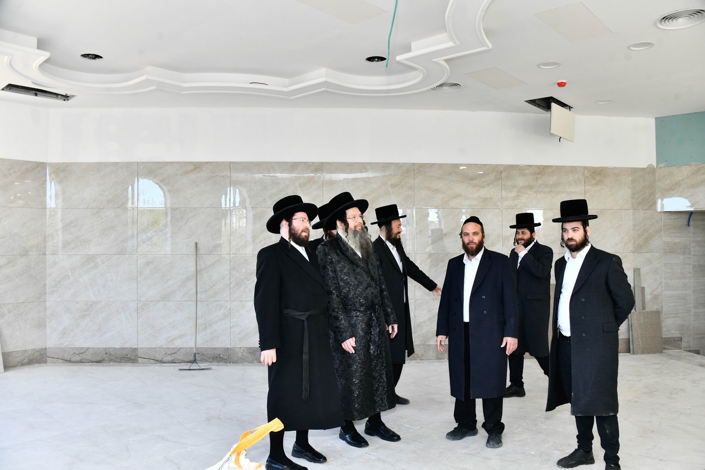 האדמו"ר מטעמשוואר אלעד בסיור בבית מדרשו