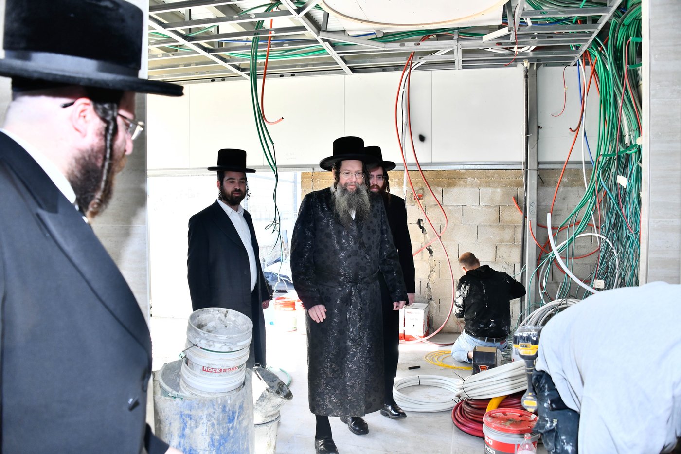 האדמו"ר מטעמשוואר אלעד בסיור בבית מדרשו