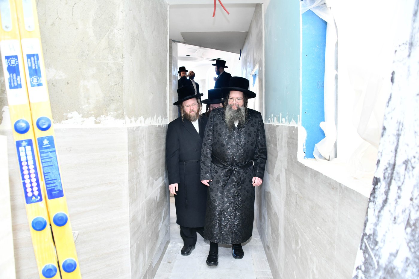 האדמו"ר מטעמשוואר אלעד בסיור בבית מדרשו