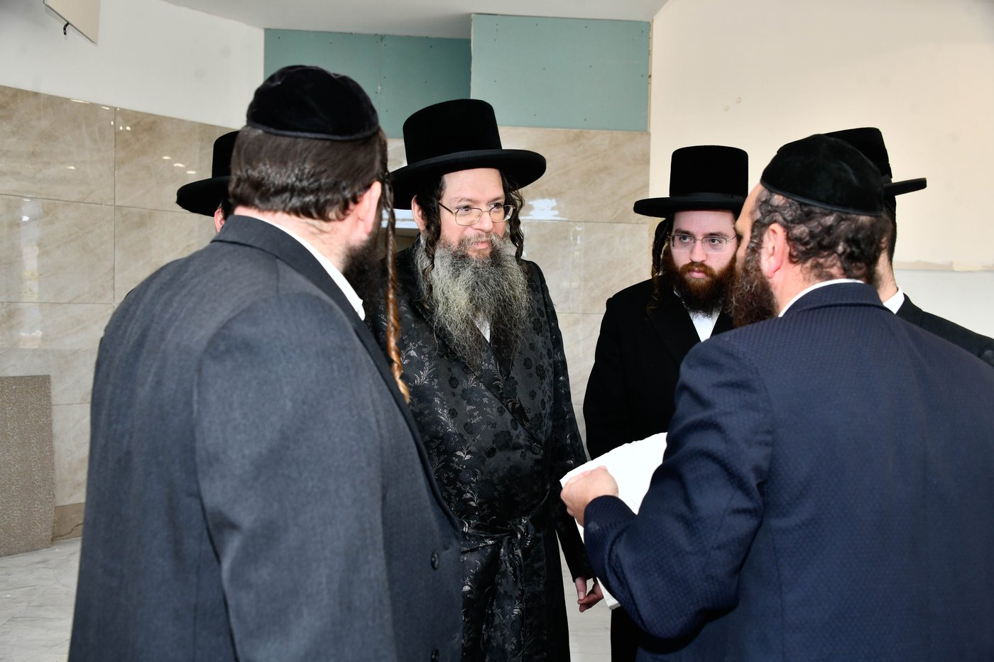 האדמו"ר מטעמשוואר אלעד בסיור בבית מדרשו