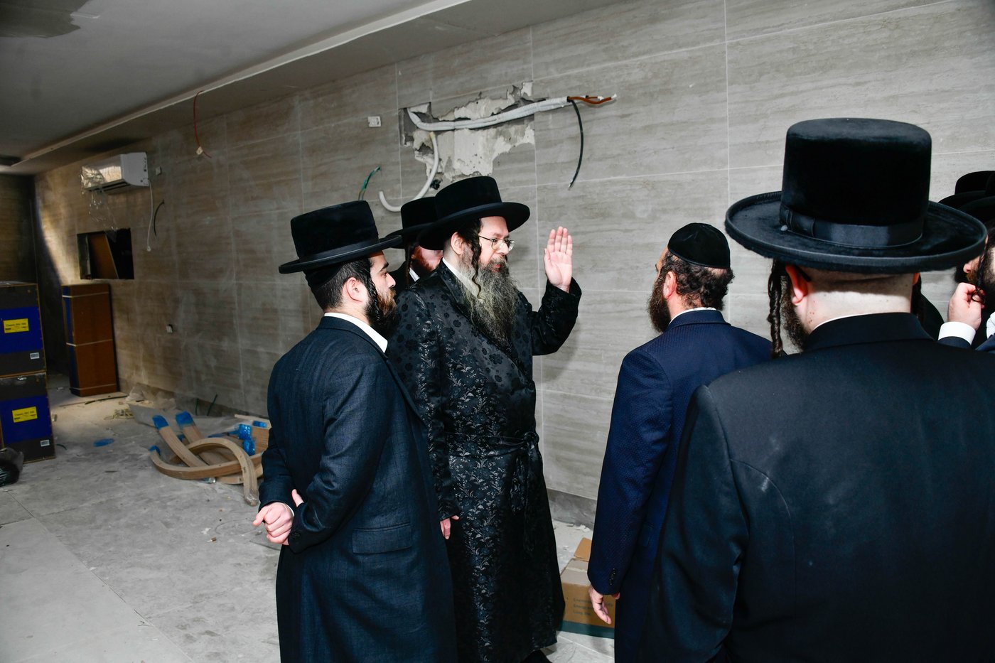 האדמו"ר מטעמשוואר אלעד בסיור בבית מדרשו