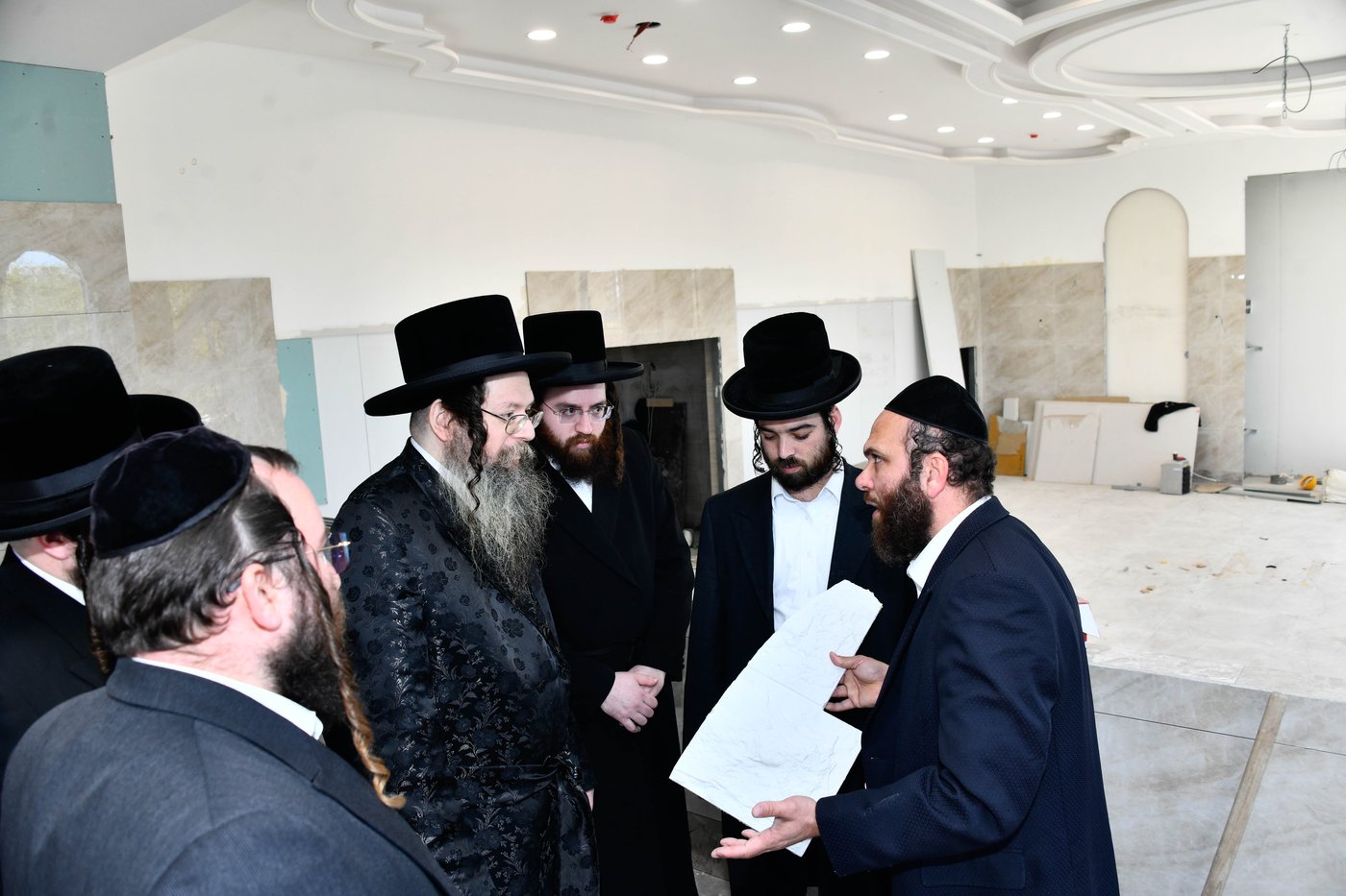 האדמו"ר מטעמשוואר אלעד בסיור בבית מדרשו