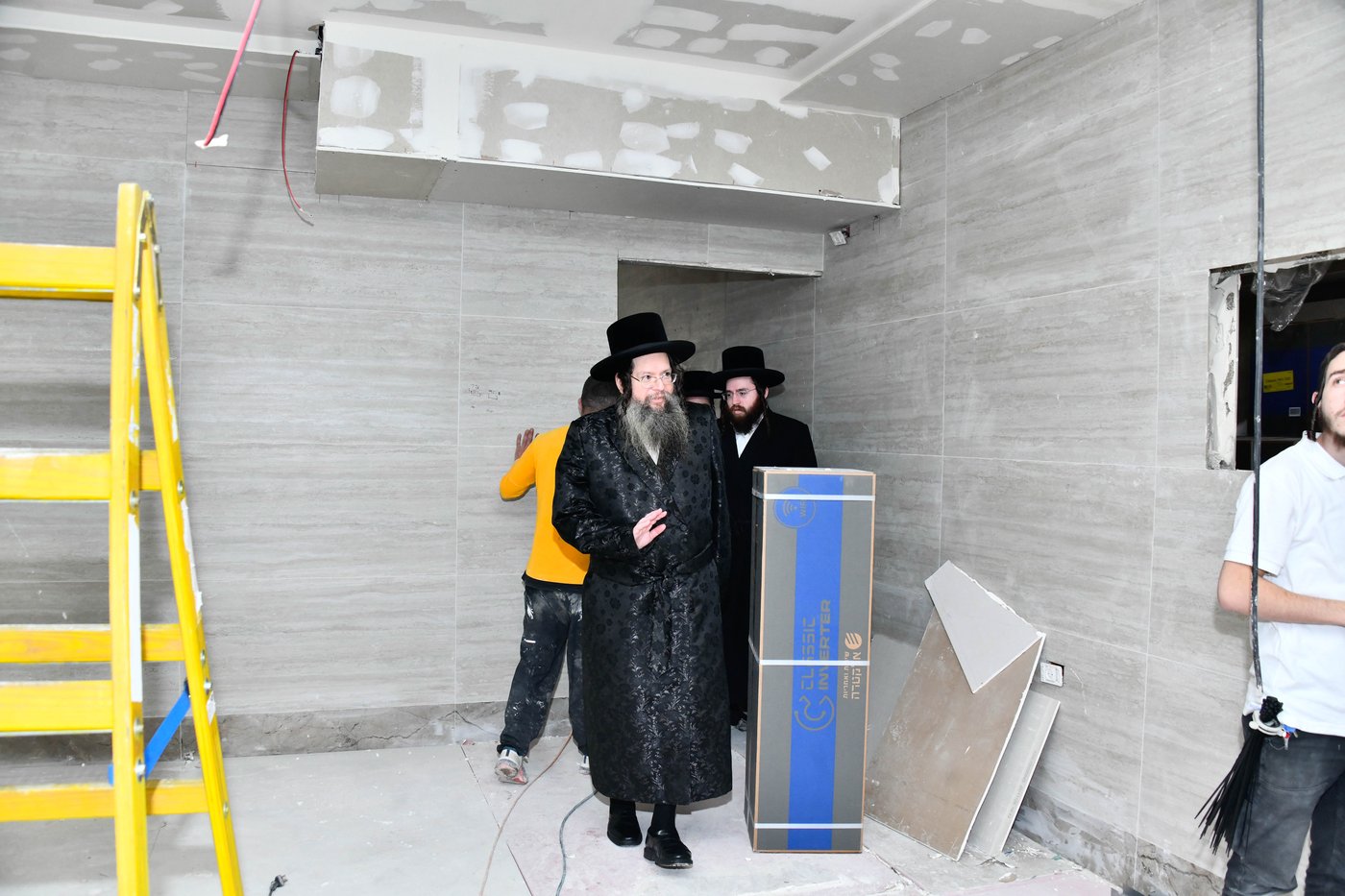 האדמו"ר מטעמשוואר אלעד בסיור בבית מדרשו