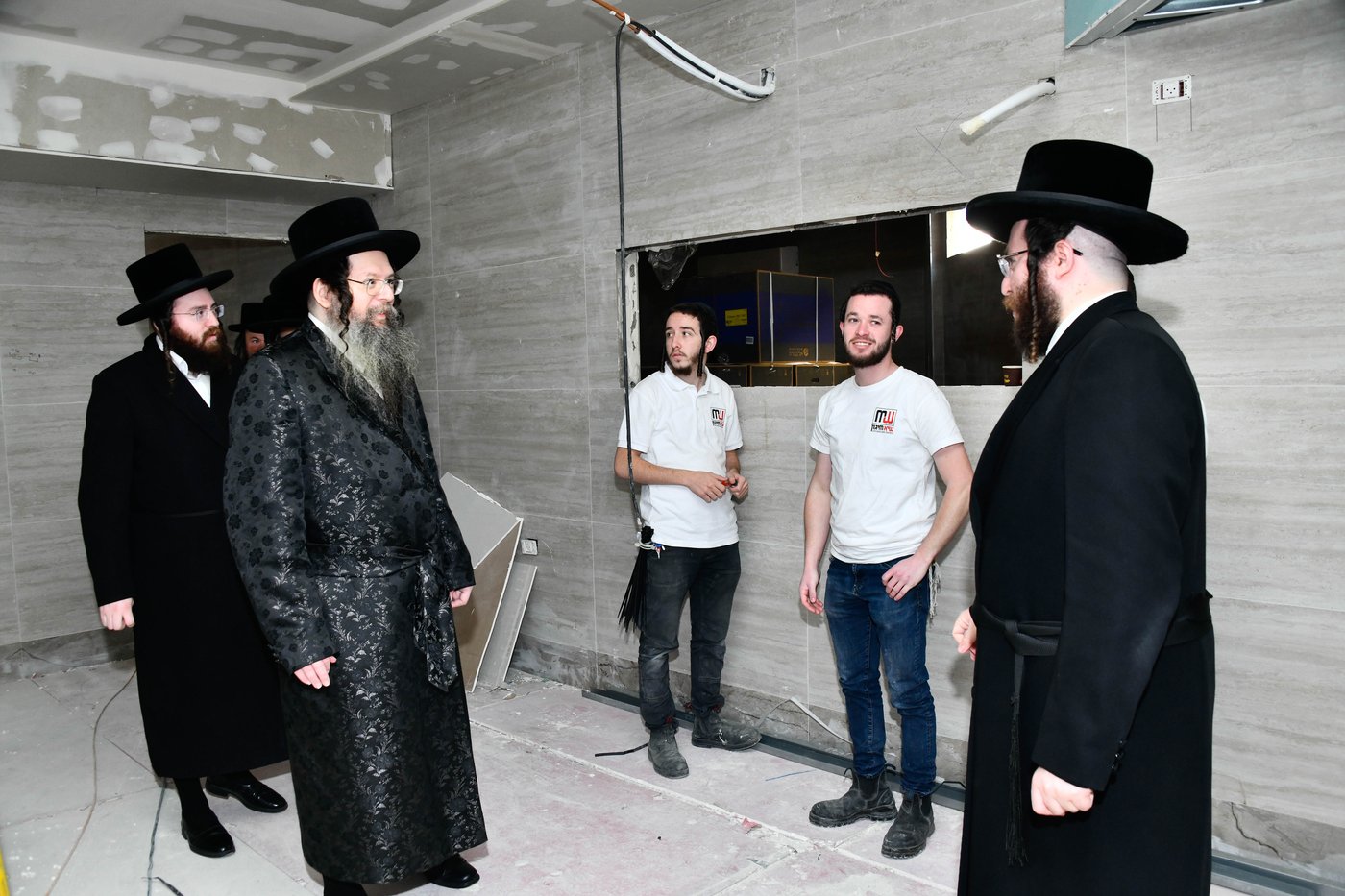 האדמו"ר מטעמשוואר אלעד בסיור בבית מדרשו