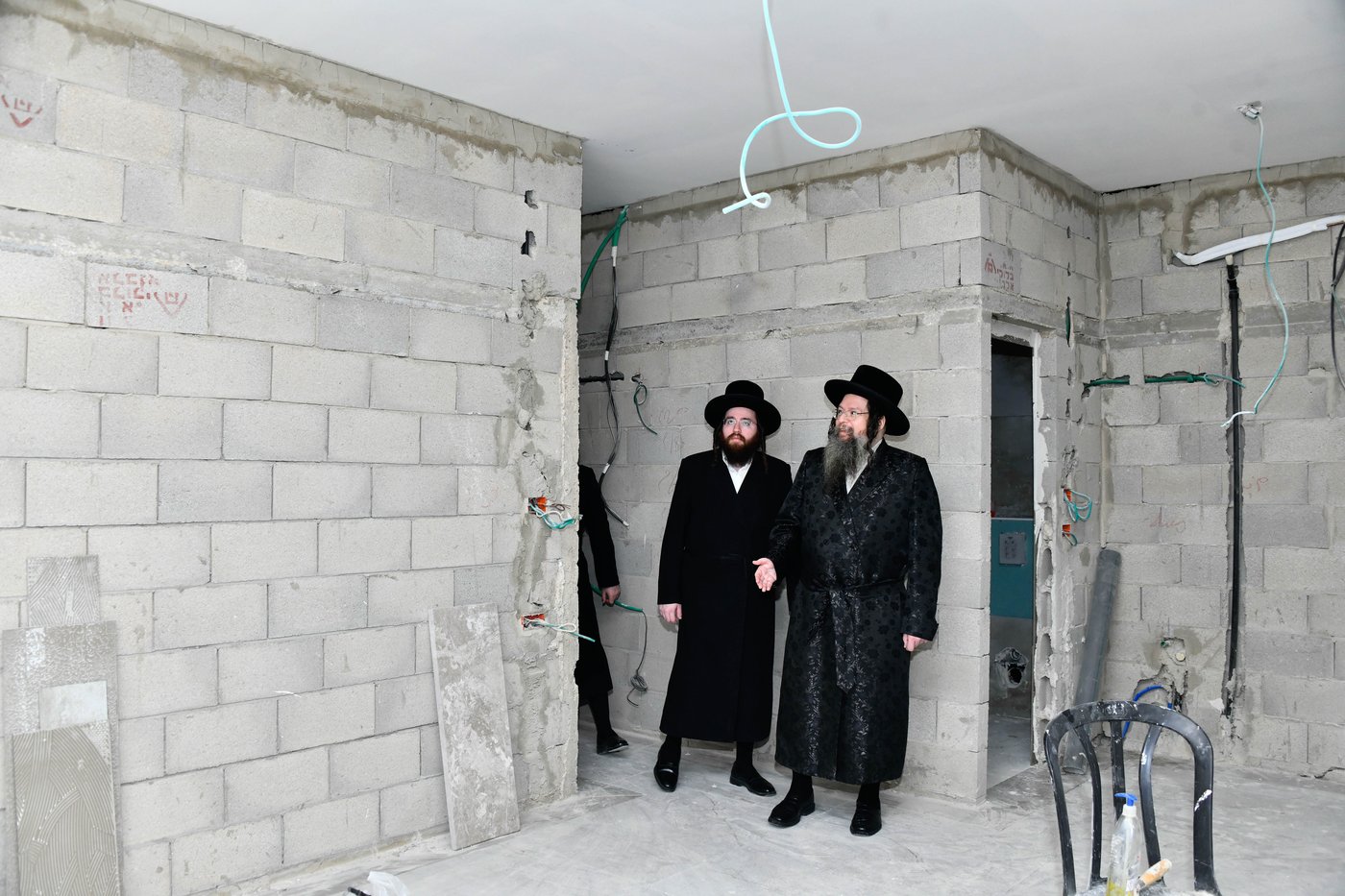 האדמו"ר מטעמשוואר אלעד בסיור בבית מדרשו