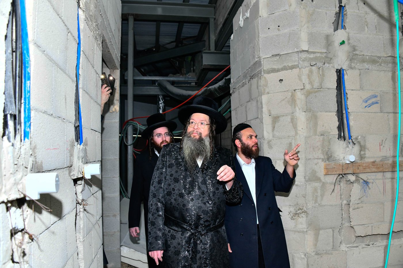 האדמו"ר מטעמשוואר אלעד בסיור בבית מדרשו