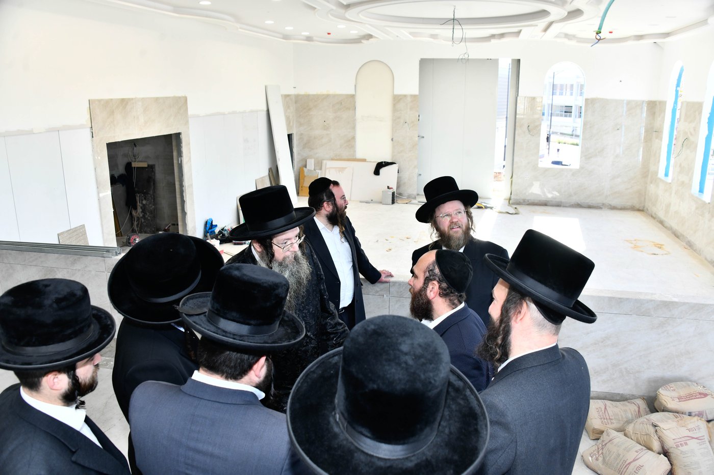 האדמו"ר מטעמשוואר אלעד בסיור בבית מדרשו