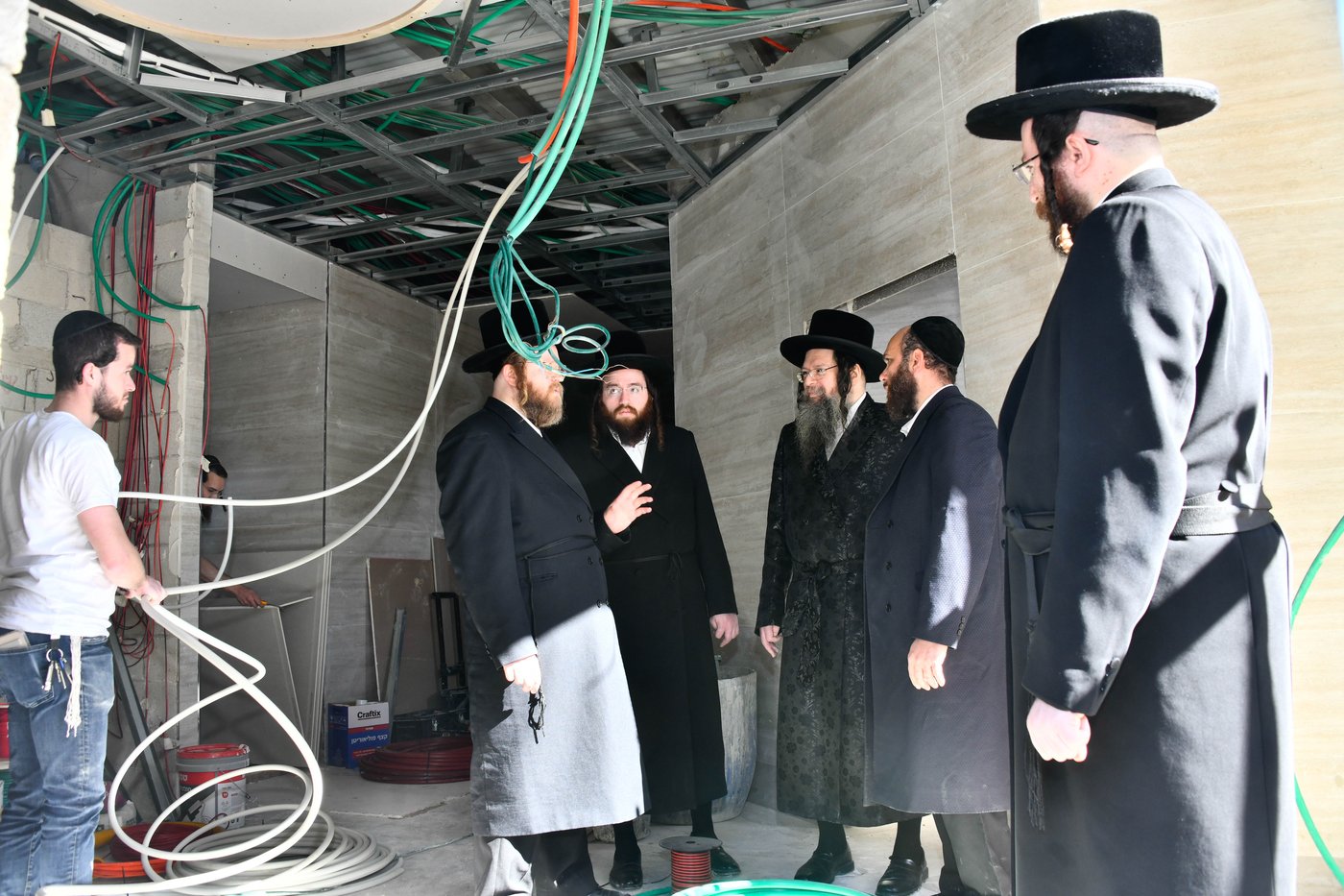 האדמו"ר מטעמשוואר אלעד בסיור בבית מדרשו