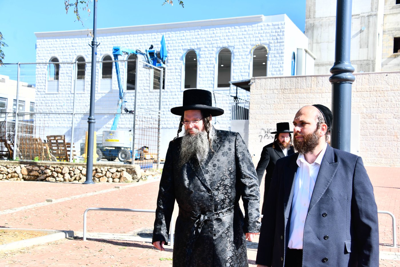 האדמו"ר מטעמשוואר אלעד בסיור בבית מדרשו