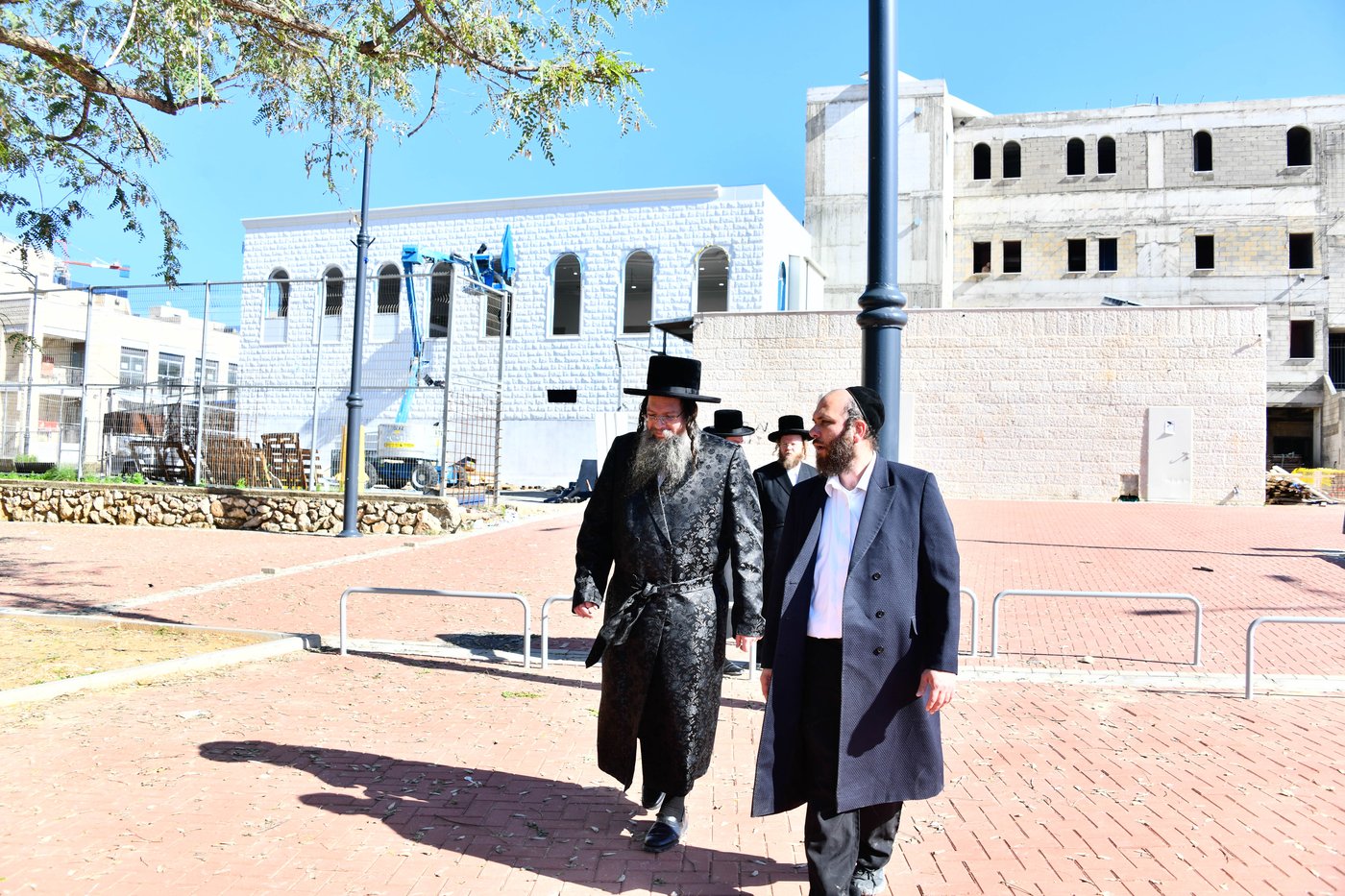 האדמו"ר מטעמשוואר אלעד בסיור בבית מדרשו