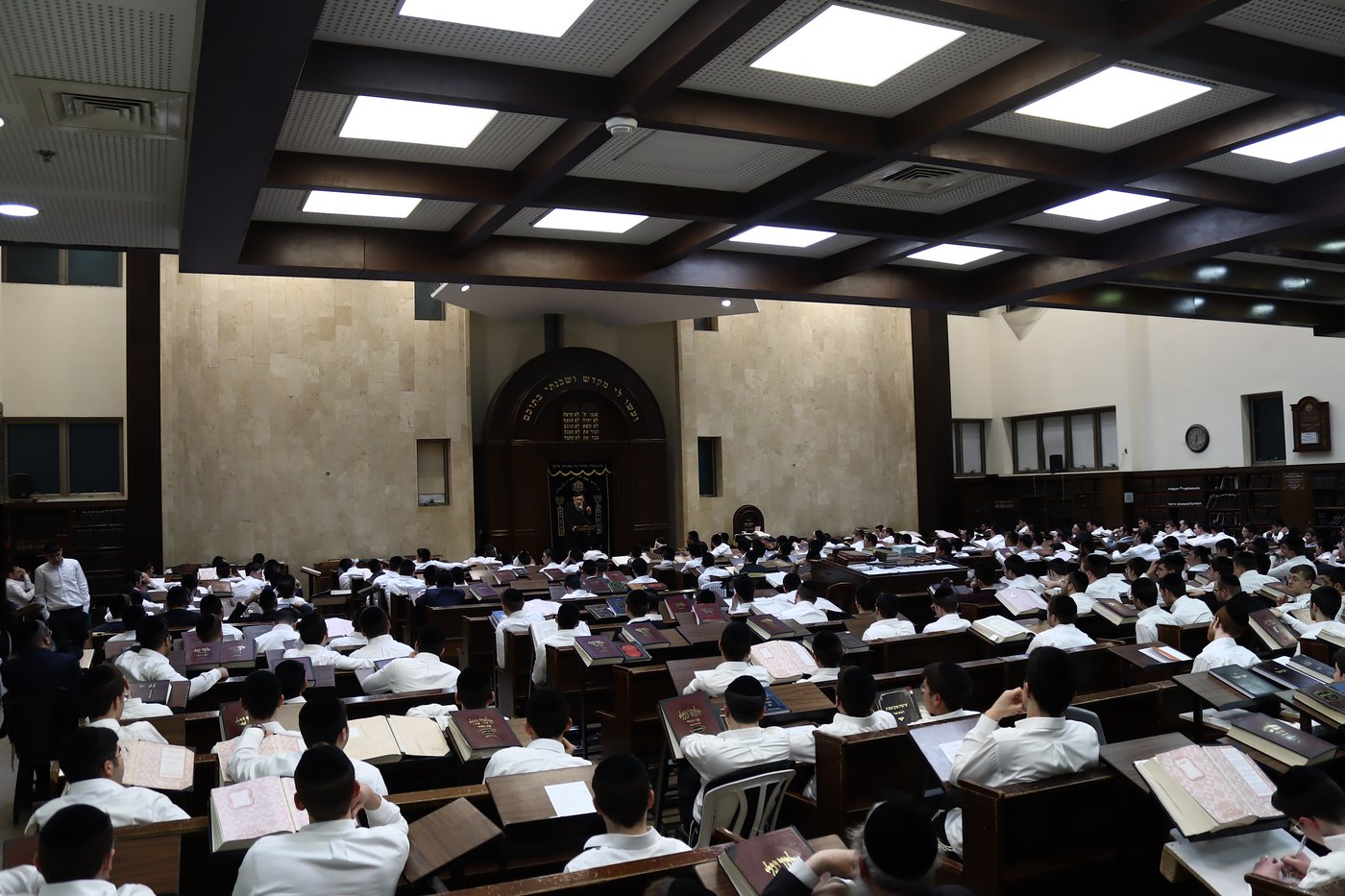 ראש הישיבה הגאון רבי יהושע אייכנשטיין בישיבת "מאור התלמוד"