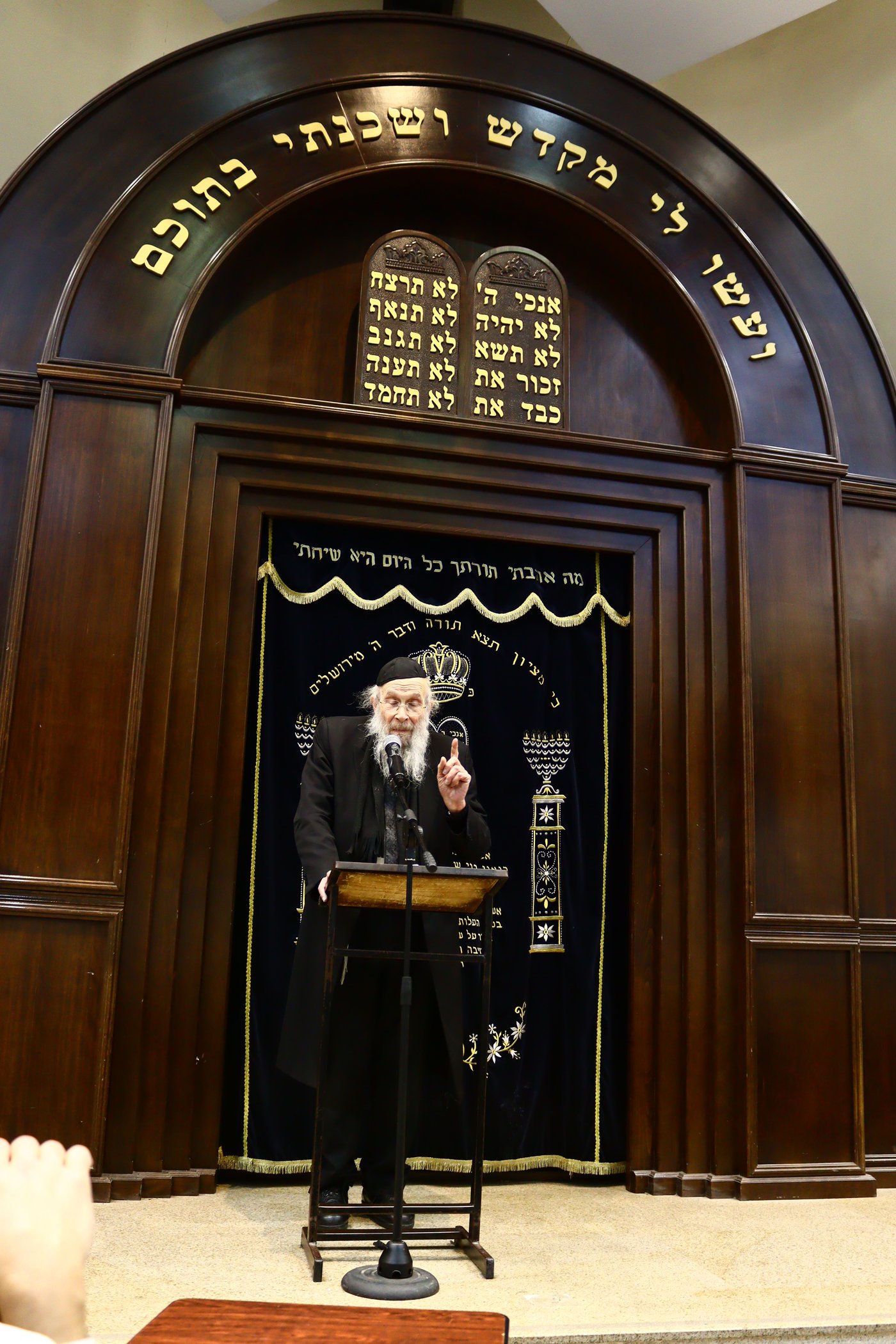 ראש הישיבה הגאון רבי יהושע אייכנשטיין בישיבת "מאור התלמוד"