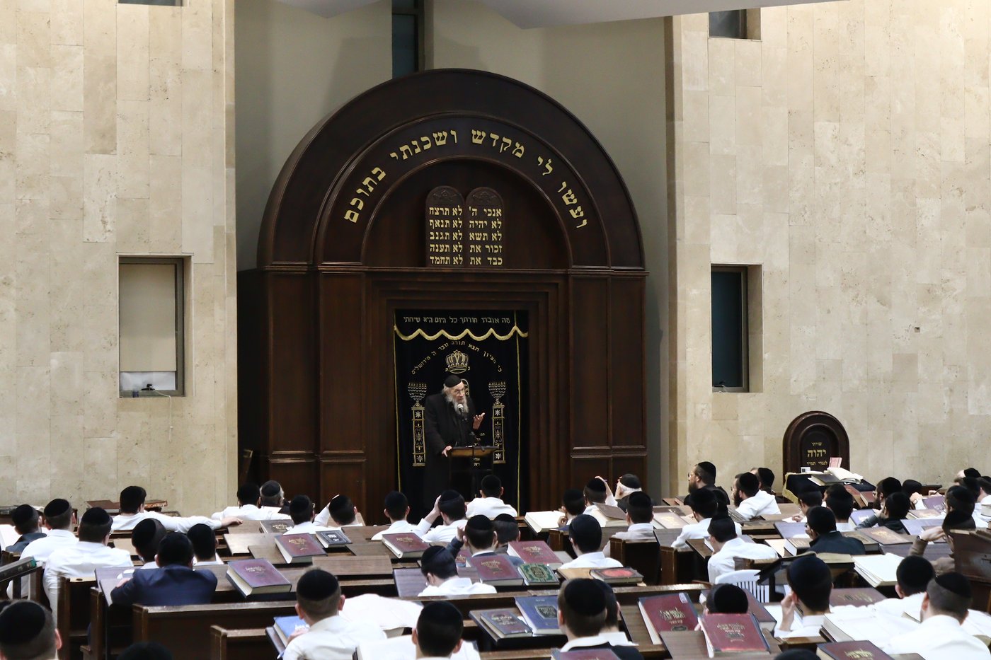 ראש הישיבה הגאון רבי יהושע אייכנשטיין בישיבת "מאור התלמוד"