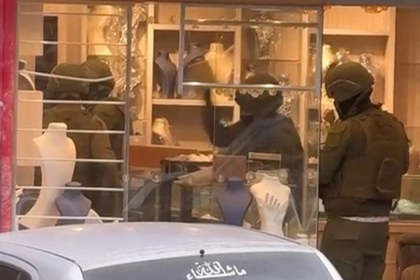 חברי החוליה מחופשים לחיילי צה"ל