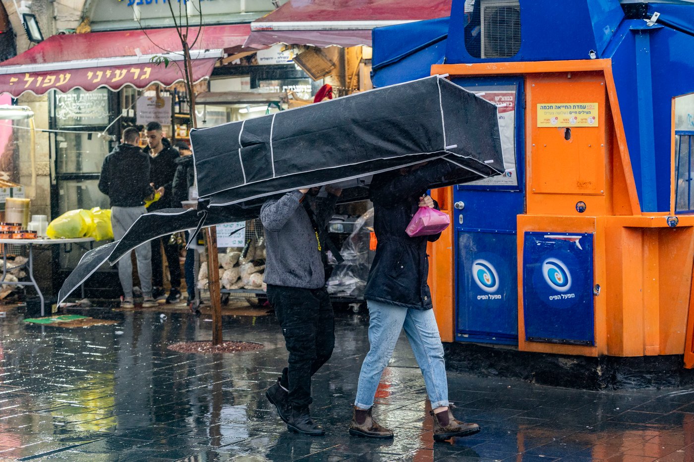 סערת מזג אוויר: גבר ואישה חולצו מרכב מוצף, האישה פונתה לבית חולים | 3 נלכדו על גג רכב בערבה