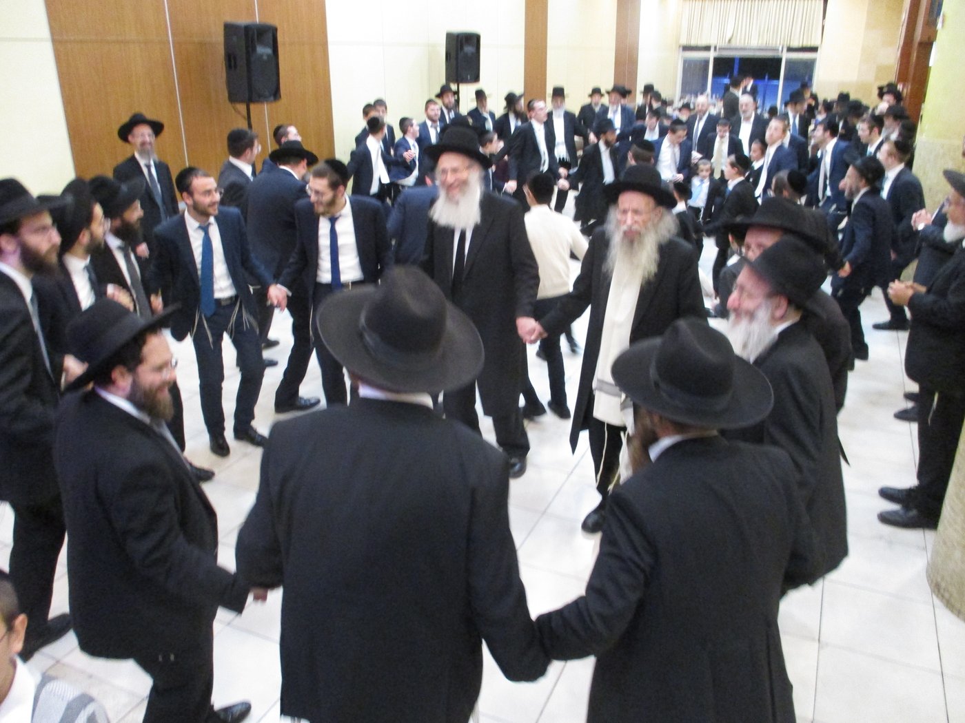 האחים הרבנים דינר התקבצו בחתונה אחת